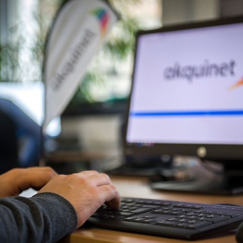 An AKQUINET employee works on a screen at the access control in the plant security.