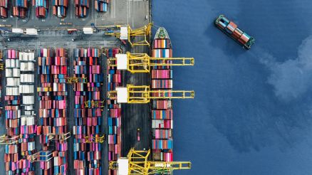 Unloading a container ship